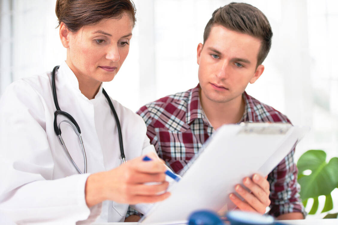Erkranken junge Menschen an Krebs, muss bei jeglicher Therapie an den Fertilitätserhalt gedacht werden. Ärzte sollten dies frühzeitig mit dem Patienten besprechen. / Foto: Fotolia/Alexander Raths