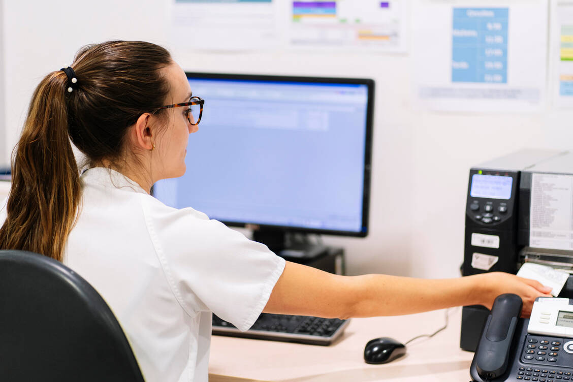 Um E-Rezepte bearbeiten zu können, benötigen Pharmazieingenieure und Apothekerassistenten Heilberufsausweise. Aber wer gibt diese aus? / Foto: picture alliance / Westend61