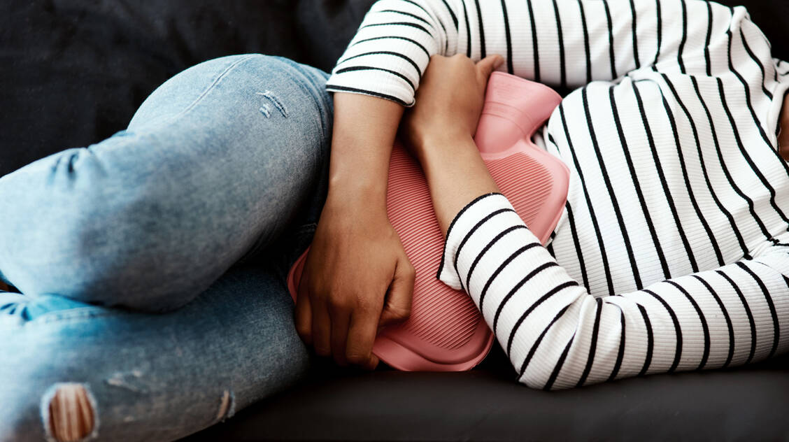 Ein Symptom der Endometriose sind starke Regelschmerzen. Die Behandlungsmöglichkeiten der chronisch-entzündlichen Erkrankung sind derzeit begrenzt. / © Getty Images/PeopleImages