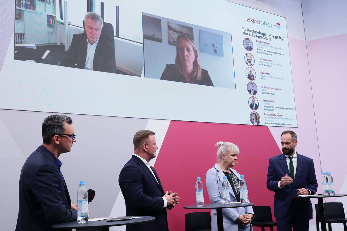 Es diskutierten Thomas Müller, Vorstandsmitglied der Kassenärztlichen Vereinigung Westfalen-Lippe (oben links), Susanne Ozegowski, Leiterin der Abteilung für Digitalisierung und Innovation im Bundesministerium für Gesundheit (oben rechts) und v.l.n.r.: PZ-Chefredakteur Benjamin Rohrer, Gematik-Chef Markus Leyck Dieken, Leiterin des ABDA-Geschäftsbereichs Ökonomie Claudia Korf und Tom Ackermann von der AOK NordWest.  / Foto: PZ/Alois Müller