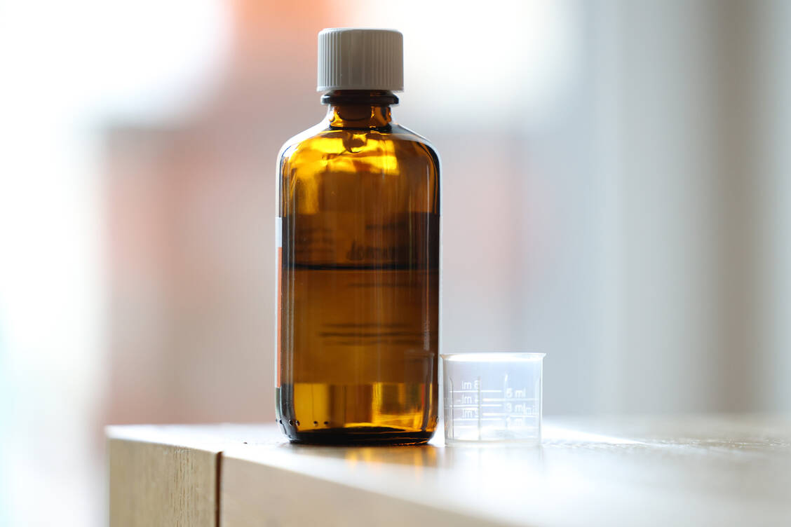 Verschiedene Maßnahmen der Politik sollen dazu beitragen, um etwa der eingeschränkten Verfügbarkeit von Ibuprofen- und Paracetamol-haltigen Fiebersäften für Kinder entgegenzuwirken. / Foto: Picture Alliance/Jörg Carstensen