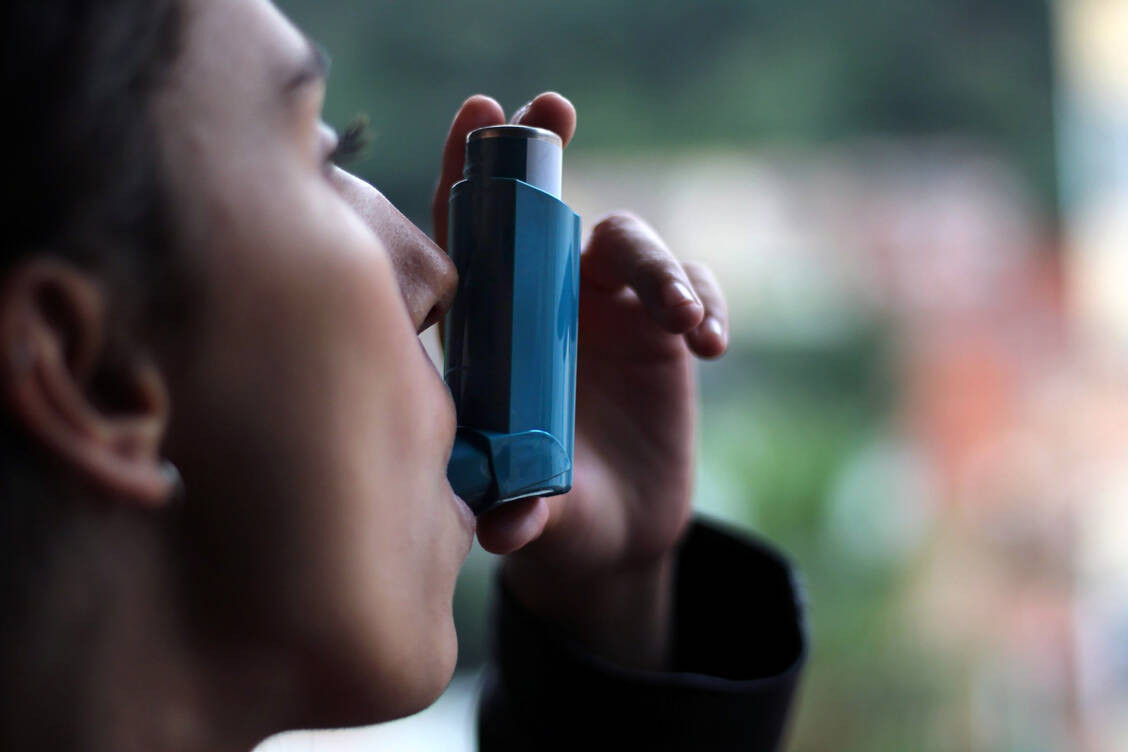 Nach Daten des Zentralinstitutes für die Kassenärztliche Versorgung machten Dosieraerosole (DA) im Jahr 2020 knapp die Hälfte aller inhalativen Arzneimittel aus. Salbutamol hatte dem Institut zufolge einen Anteil von etwa 46 Prozent aller verordneten DA. / Foto: Adobe Stock/DALU11