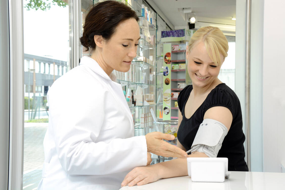 Apothekenteams sind unverzichtbar bei der Betreuung von Patienten mit Hypertonie. Mit den pharmazeutischen Dienstleistungen können sie die Behandlungserfolge deutlich verbessern. / © Adobe Stock/Dan Race