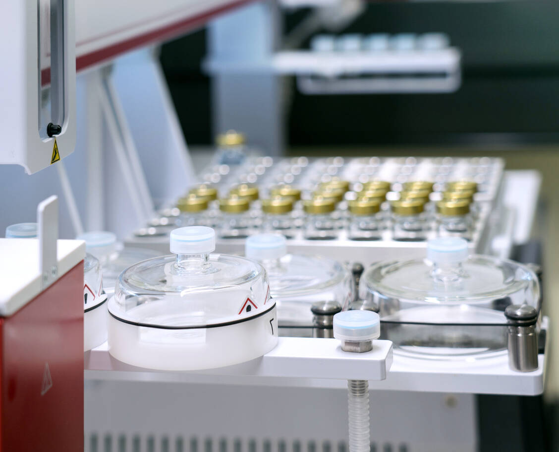 Mit herkömmlichen analytischen Methoden sind unbekannte Stoffe in Arzneimitteln schwer zu finden. Flüssigchromatografie und Massenspektrometrie helfen weiter. / Foto: Adobe Stock/markus thoenen