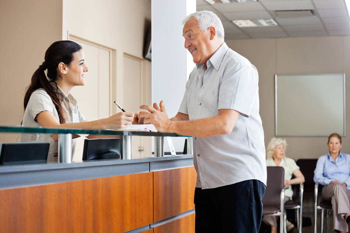 Auch wenn die Wartezeiten für Arzttermine zunehmen, bewerten 77 Prozent der befragten Deutschen das Gesundheitssystem und die Gesundheitsversorgung als gut oder sehr gut. / Foto: Shutterstock/Tyler Olson