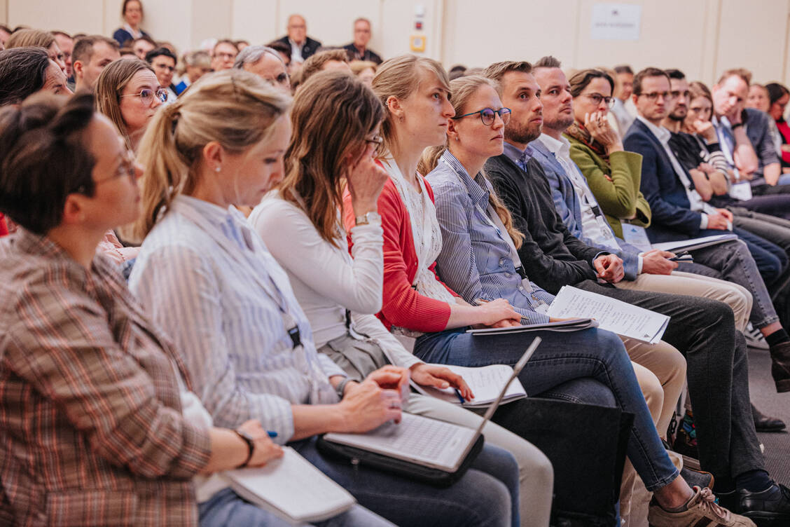 Zwar gibt es seit der Pandemie viele Online-Angebote, doch große Kongresse, bei denen man sich auch persönlich austauschen kann, stehen ebenso wieder hoch im Kurs. / Foto: Avoxa/Michael Philipp Bader