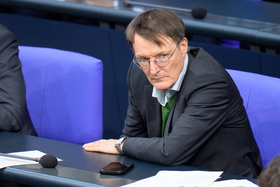 Dass Bundesgesundheitsminister Karl Lauterbach (SPD) angeblich prüft, ob er das geplante Bundesinstitut für öffentliche Gesundheit ohne Gesetz errichten kann, sorgte vor Kurzem für Aufsehen. / © IMAGO/Political-Moments