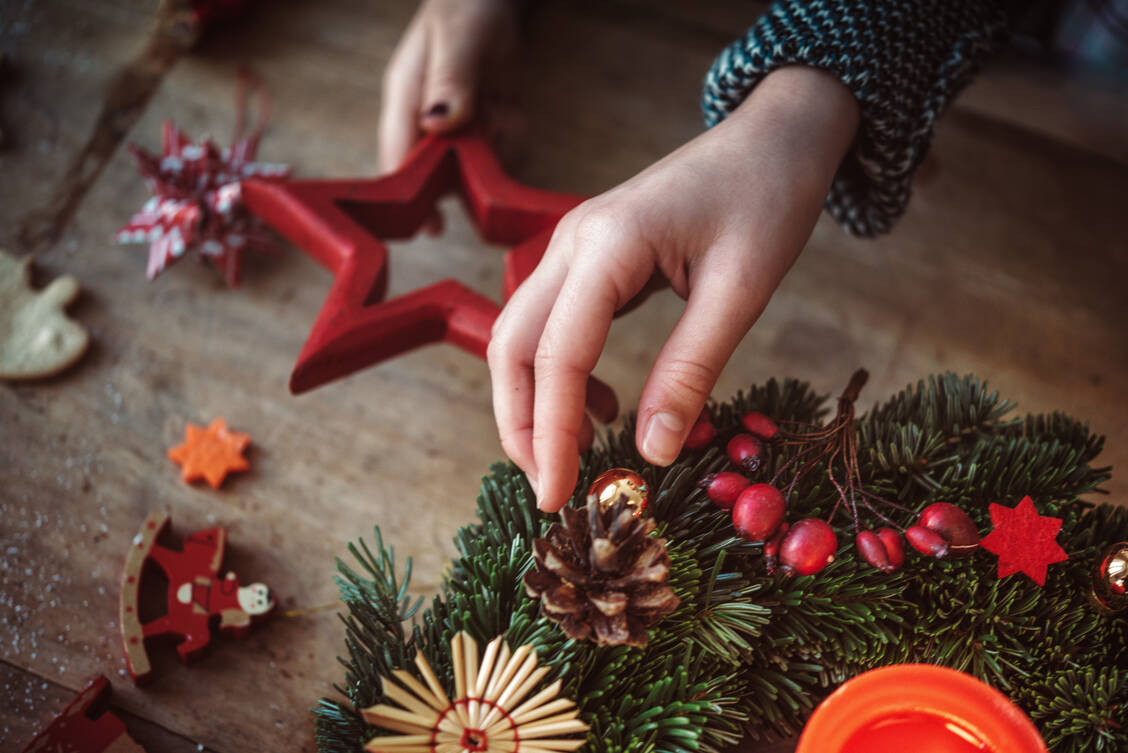 Die roten Beeren auf dem Weihnachtsgesteck sind meistens nicht genießbar. / Foto: Getty Images/golero