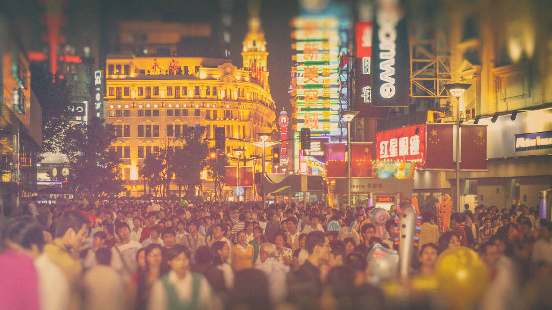 Am 25. Januar wird das chinesische Neujahrsfest gefeiert. Zu den Feiertagen sind Millionen Chinesen unterwegs wie hier in Shanghai. Die chinesische Regierung rät zum Mundschutz in der Öffentlichkeit. / Foto: Getty Images/Jakob Montrasio