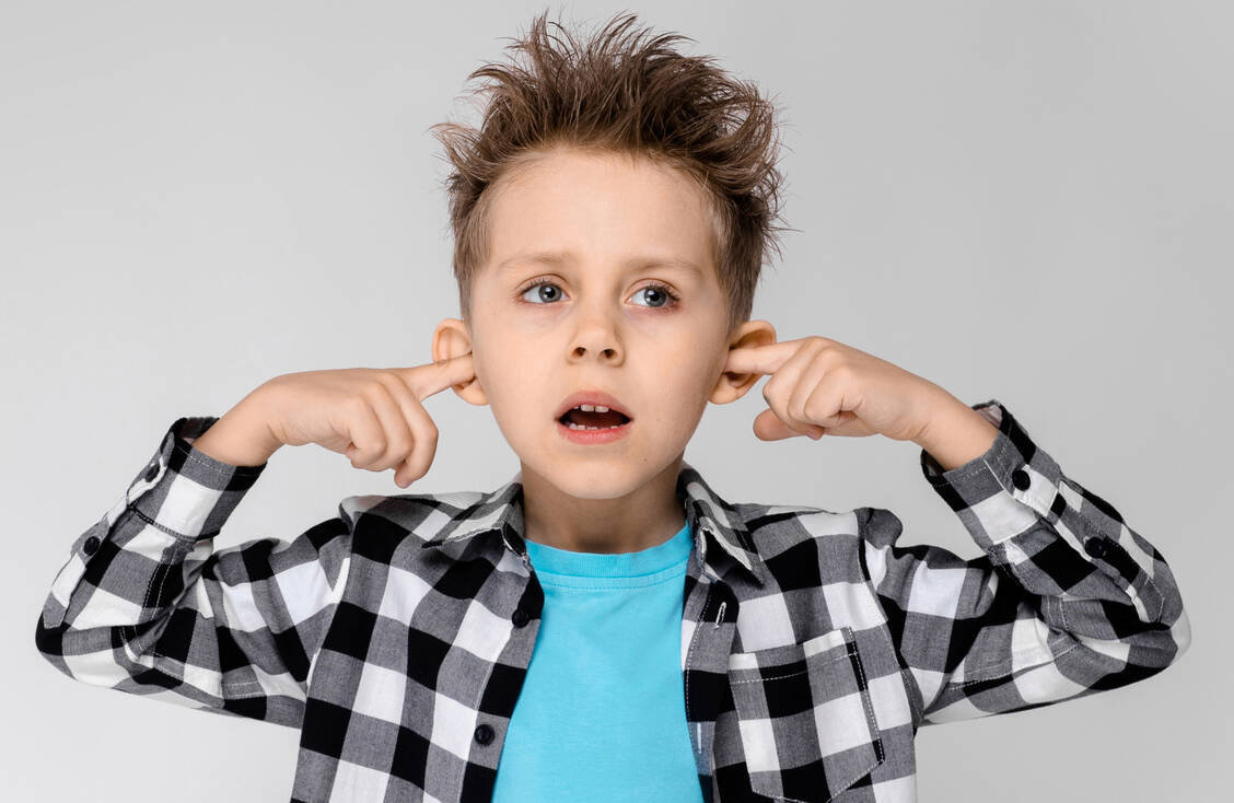 Eigentlich geht Ohrreinigung ganz einfach: Reinigung nur so weit der Finger kommt, besser aber mit einem Kosmetiktuch / Foto: Adobe Stock/Ivan Traimak