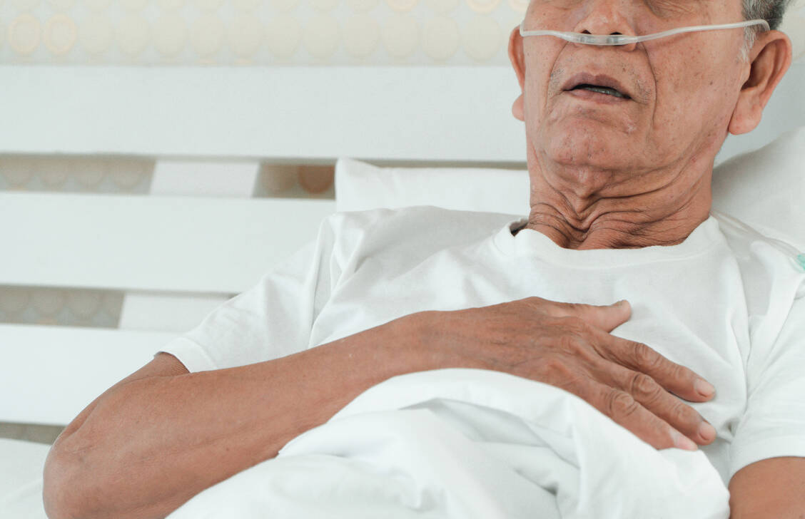 Patienten mit einer idiopathischen Lungenfibrose bekommen mit Fortschreiten der Erkrankung immer schlechter Luft. / © Adobe Stock/Prot
