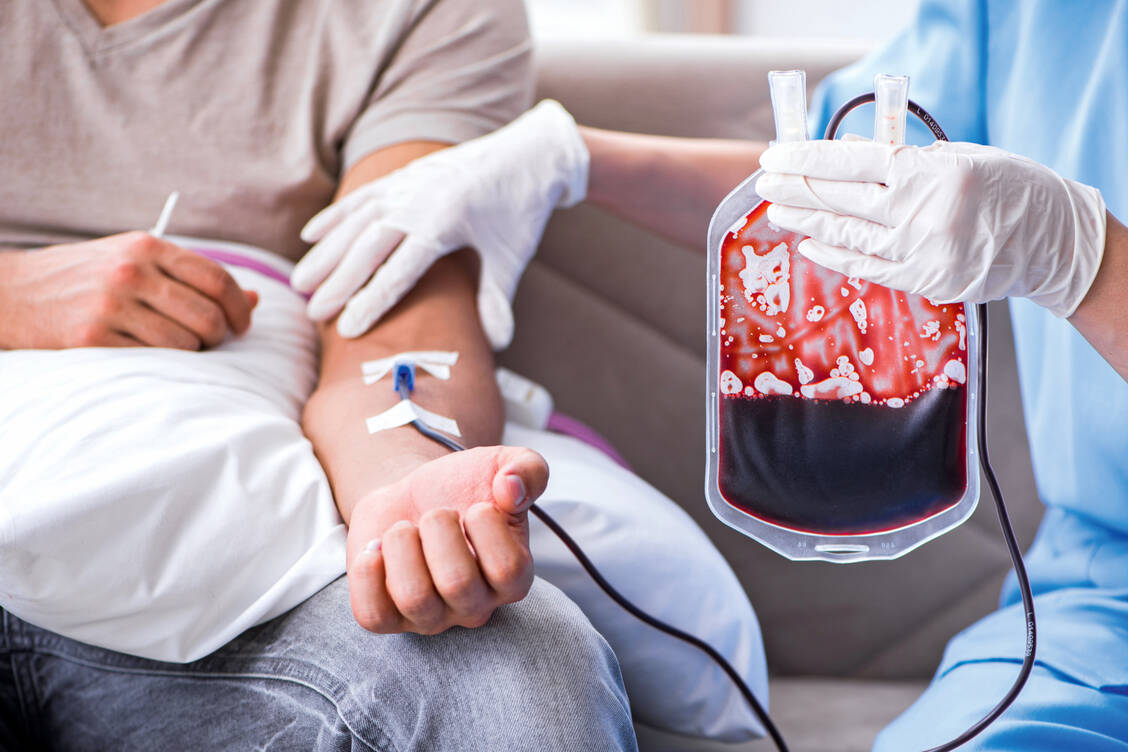 Unter Luspatercept konnte bei Patienten mit β-Thalassämie oder myelodysplastischen Syndromen die Zahl an Bluttransfusionen verringert werden. / Foto: Shutterstock/Elnur