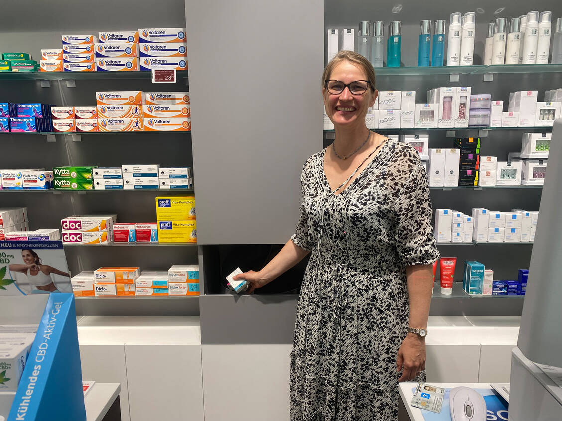 Apothekeninhaberin Katrin Scheunemann-Lorra erklärt, warum sie die EPA wichtig findet. / © PZ/ Alexandra Amanatidou