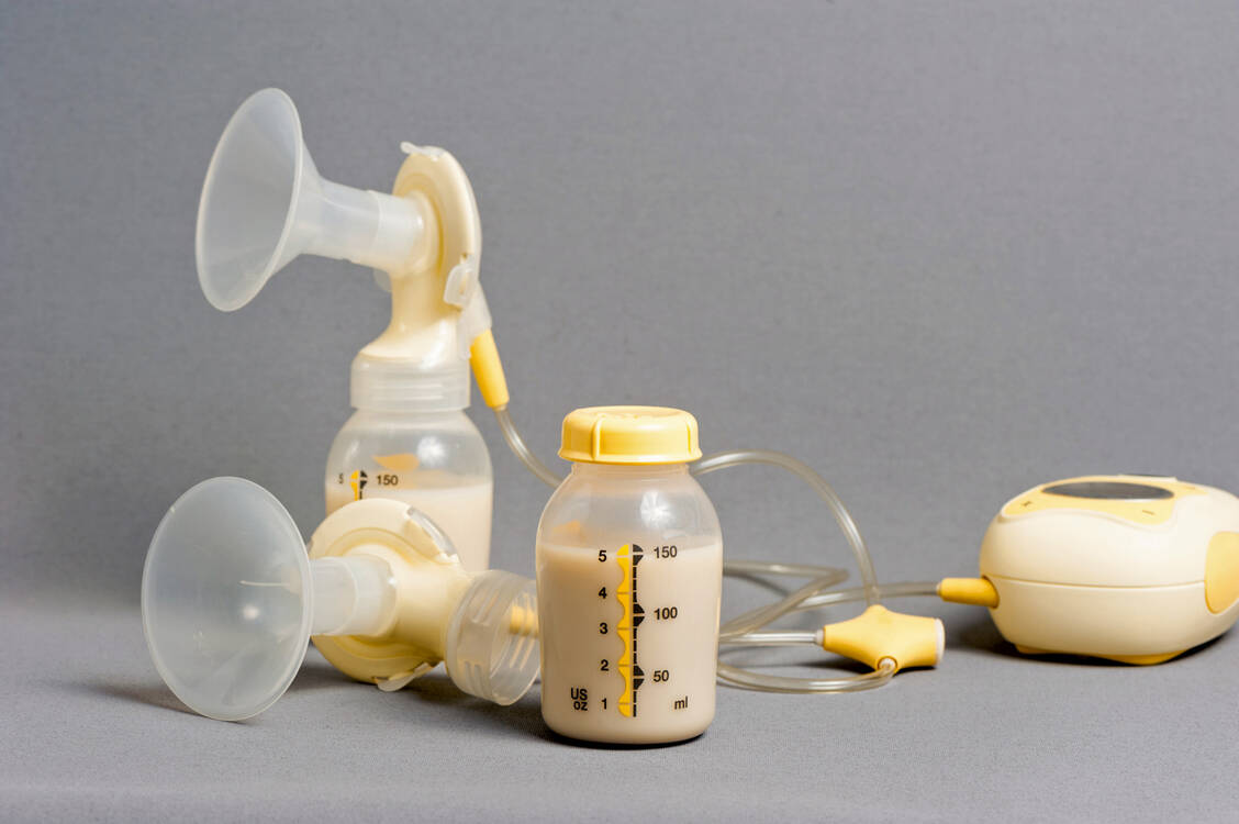 Zu den überwachungspflichtigen Medizinprodukten in den Apotheken gehören aktive Medizinprodukte wie elektrische Milchpumpen. / Foto: Shutterstock/Nor Gal