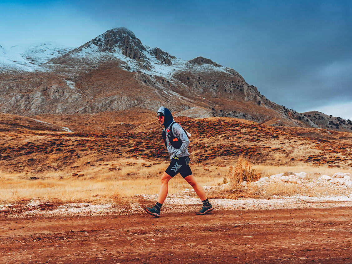 Wetterfest: Wer Marathon läuft, muss sich für Wetterextreme wappnen. Die Apothekerin Sonja Beer läuft lieber, wenn es kalt ist. / © privat