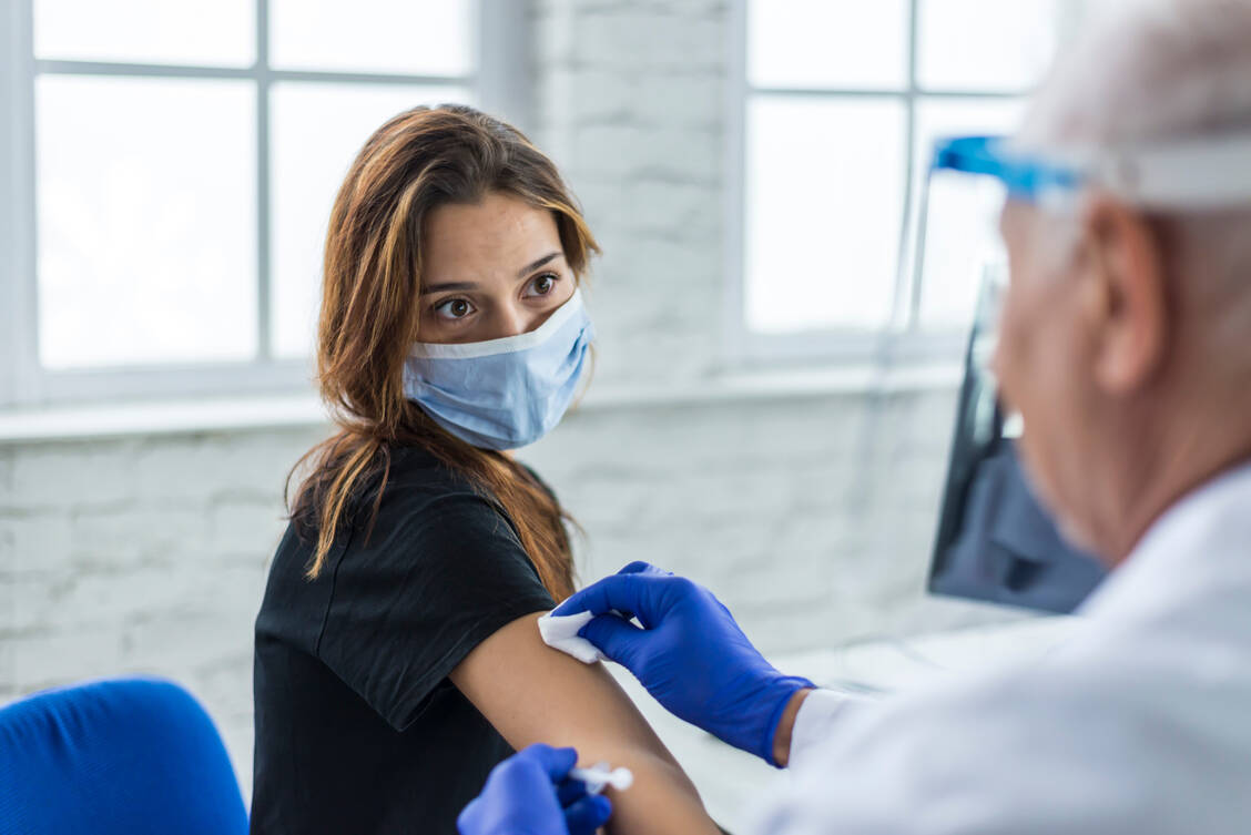 Auch von der Grippeimpfung ist bekannt, dass Frauen durchschnittlich heftiger darauf reagieren als Männer. / Foto: Getty Images/Georgi Nutsov