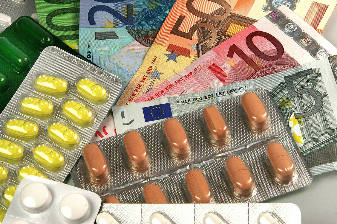 Das Gesetz soll die Finanzlücken der Kassen schließen.  / © imago images/McPHOTO