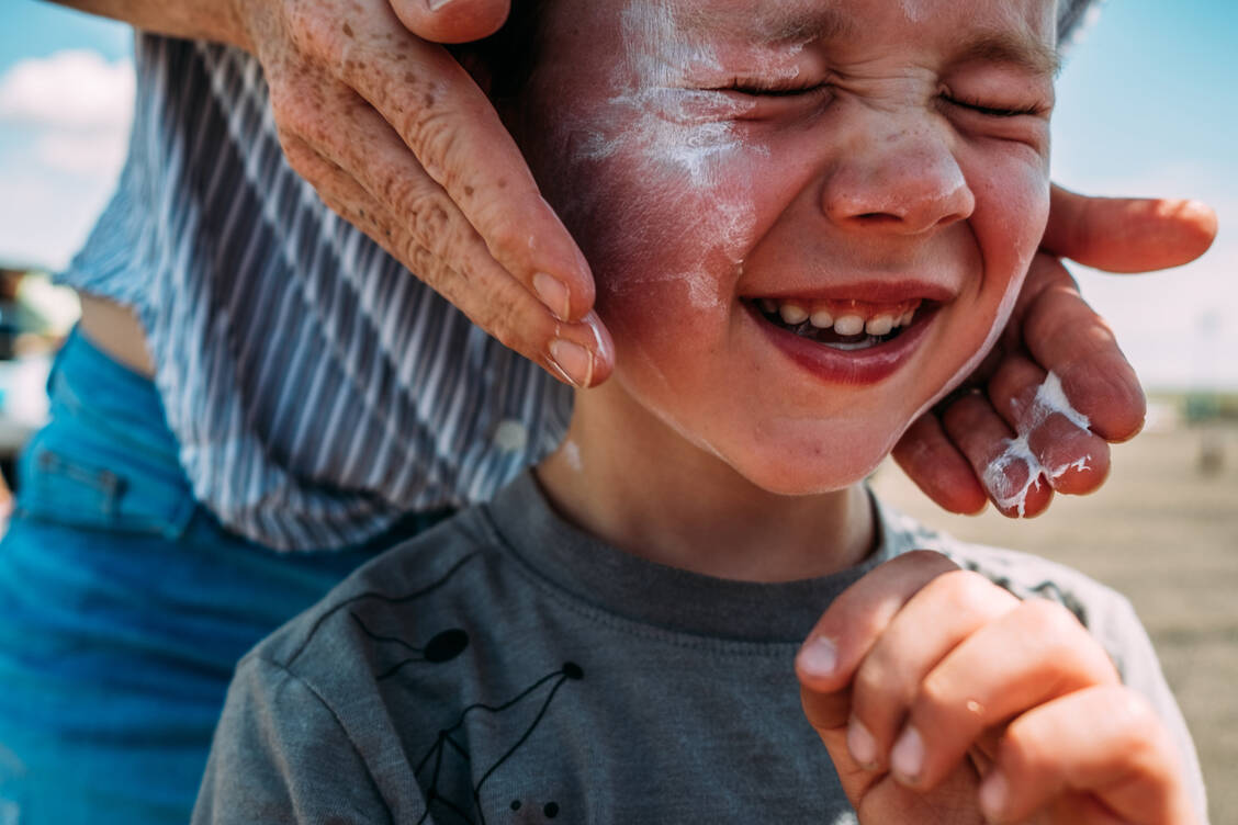 Sonnencreme sollte immer großzügig aufgetragen werden. Nachcremen nicht vergessen! / Foto: Getty Images/Cavan Images