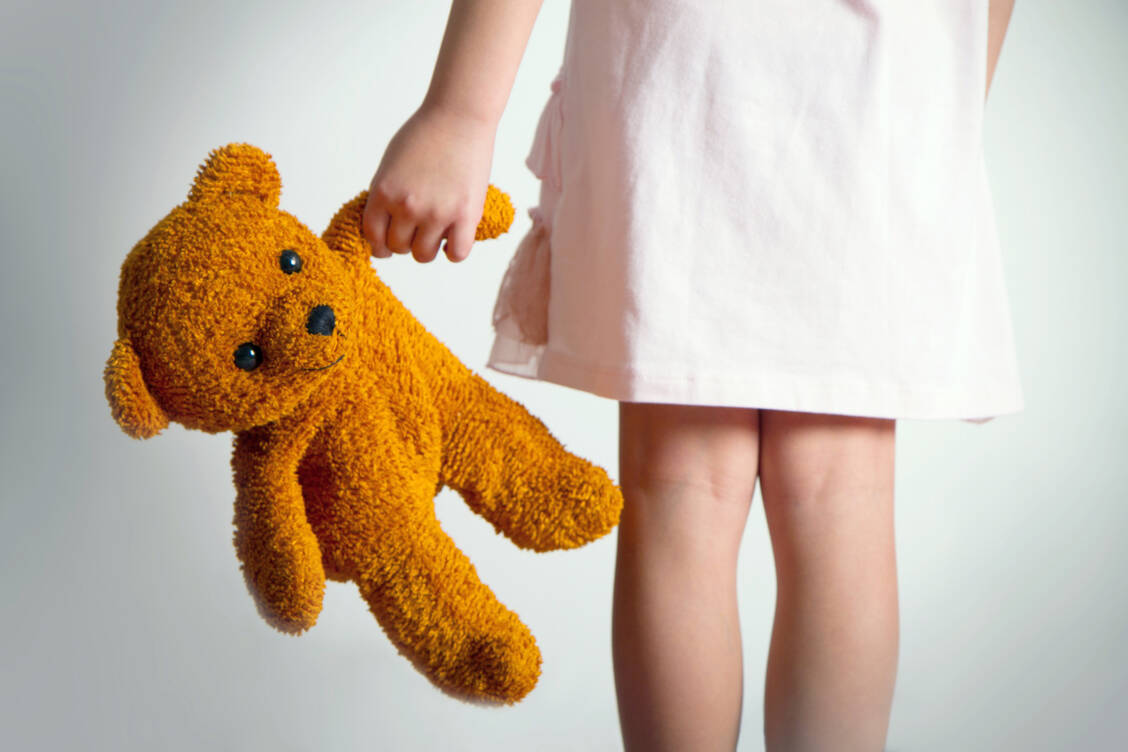 Sexueller Missbrauch, körperliche Gewalt, Demütigung und emotionale Vernachlässigung in der Kindheit begünstigen die Entwicklung psychischer Störungen. / Foto: Adobe Stock/angiolina