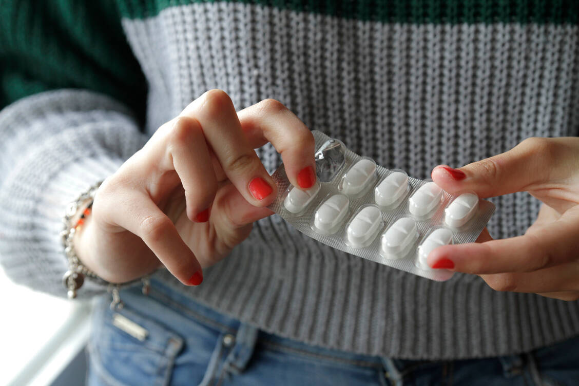Antibiotika, erst recht solche mit hoher Resistenzgefahr oder Nebenwirkungsrate, sollten noch zurückhaltender verordnet werden, meinen Experten. / Foto: Getty Images/Isabel Pavia