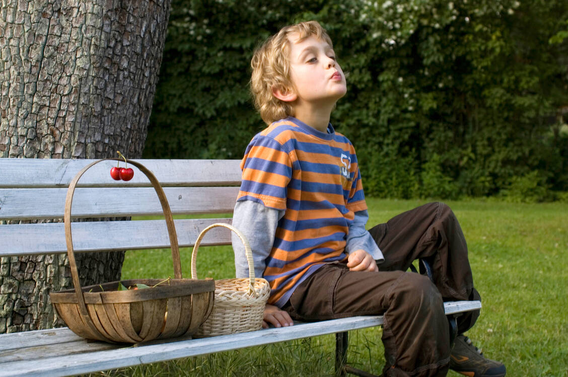 Allein, aber nicht einsam: Ungesellige Kinder können trotzdem sozial kompetent sein. Viele wählen den Rückzug bewusst. / © Adobe Stock/Lara Nachtigall