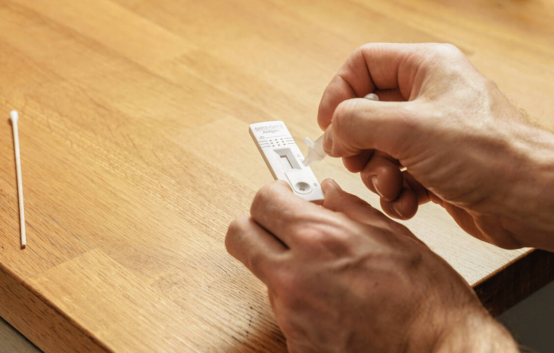 Wer künftig an Covid-19 erkrankt, muss sich nach fünf Tagen Absonderung nicht mehr unbedingt mit einem Schnelltest freitesten. Dies wird künftig nur noch »dringend empfohlen«, so die neuen Leitlinien des Robert-Koch-Instituts. / Foto: Imago Images/Bihlmayerfotografie