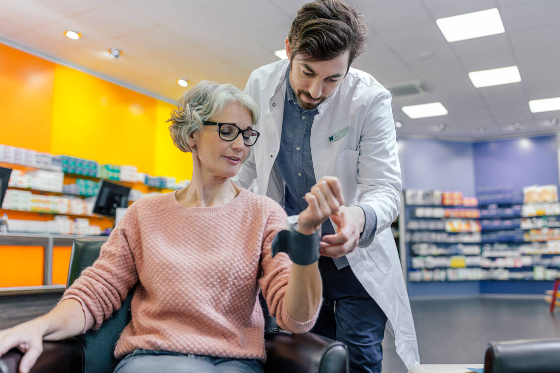Die Blutdruckmessung in der Apotheke soll in ruhiger Atmosphäre erfolgen, am besten in einem separaten Beratungsraum. / Foto: Getty Images/Westend61