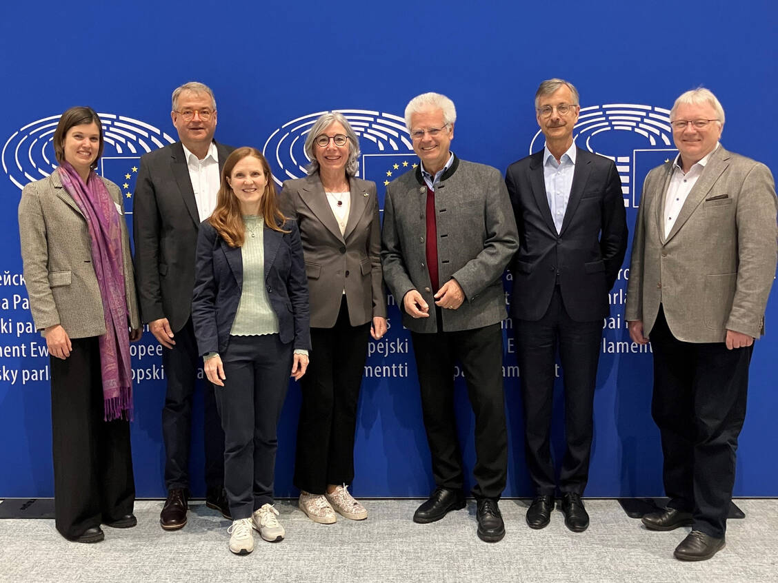 ABDA-Präsidentin Gabriele Regina Overwiening (Mitte) berichtet von wertvollen Gesprächen, die sie und ihr Team in Brüssel führten. Mit dabei waren: Vivian Beaupoil, Jens Gobrecht, Silke Laubscher, Thomas Benkert, Sebastian Schmitz, Mathias Arnold (v. l. n. r.) / Foto: ABDA