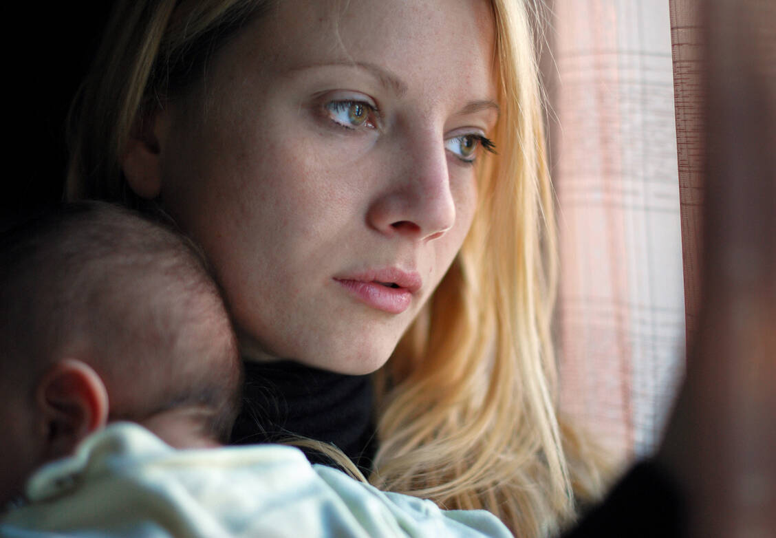Fast jede fünfte Frau erleidet nach der Geburt eine depressive Episode. Die Betroffenen brauchen tatkräftige Unterstützung, eine Psychotherapie und gegebenenfalls auch Medikamente. / Foto: photocase.de/Francesca Schellhaas