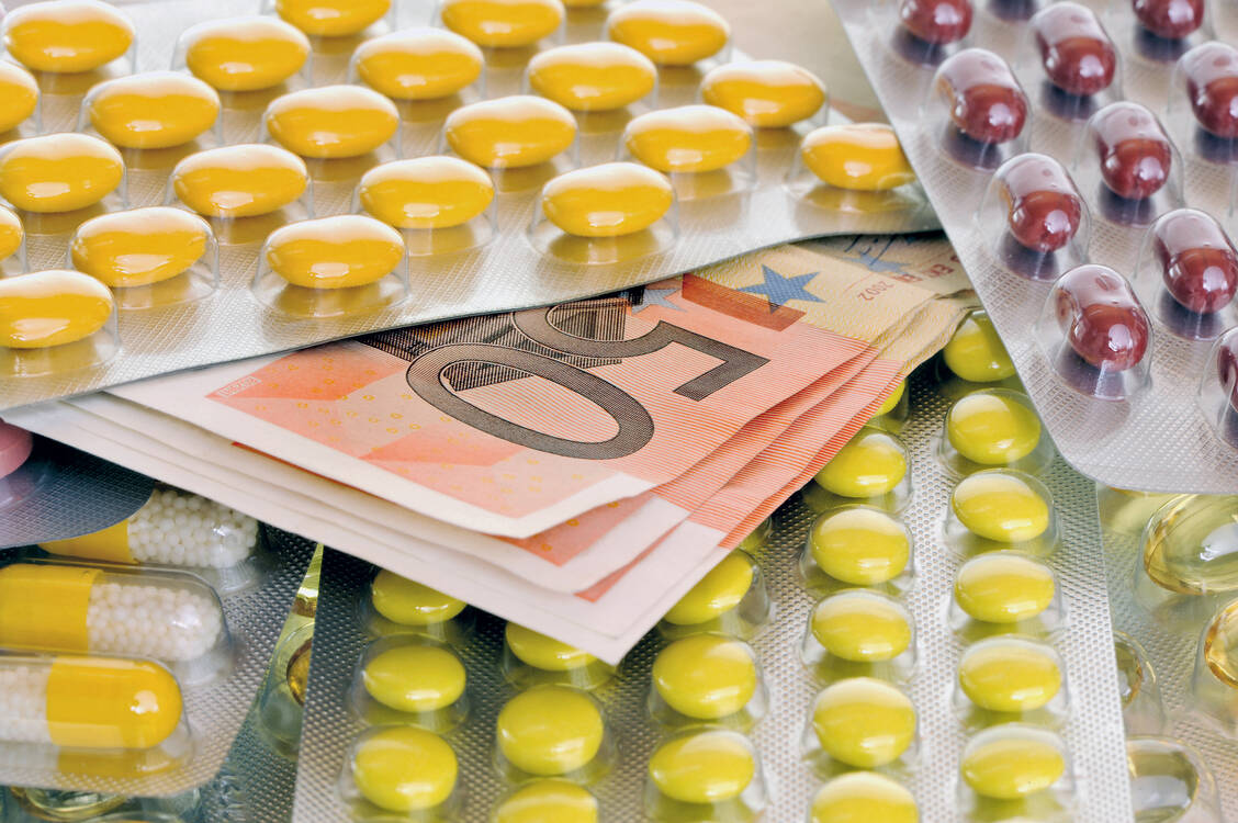 Bei Arzneimittel-Bestellungen aus dem Ausland sorgt sich die BLAK nicht nur um etwaige Boni, sondern auch um den Verbraucherschutz. Defizite sieht sie beispielsweise im Fehlen von entsprechenden Beschwerdestellen für die Patienten. / Foto: Fotolia/K.-U. Hler