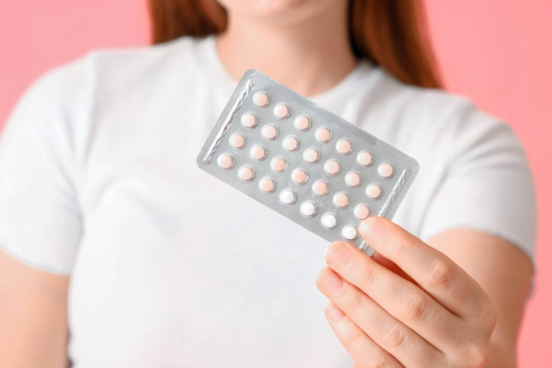 Frauen wünschen sich einen selbst bestimmten, niedrigschwelligen Zugang zu Verhütungsmitteln wie der »Pille«. / Foto: Adobe Stock/Pixel-Shot