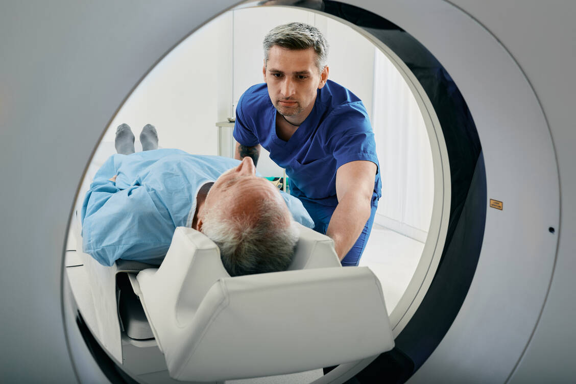 Mit einer CT-Untersuchung des Thorax kann Lungenkrebs erkannt werden. Als Screening ohne Anlass führt die Methode aber noch nicht einmal bei aktiven und ehemaligen Rauchern insgesamt zu einer Verlängerung der Lebenszeit, ergab eine Metaanalyse. / Foto: Getty Images/peakSTOCK