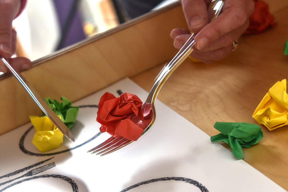 Zum Glück aus Papier: Alltägliche Handgriffe wie das Verteilen von Essen auf Teller funktionieren bei Menschen mit Demenz nicht mehr gut.  / Foto: Nico Hertgen