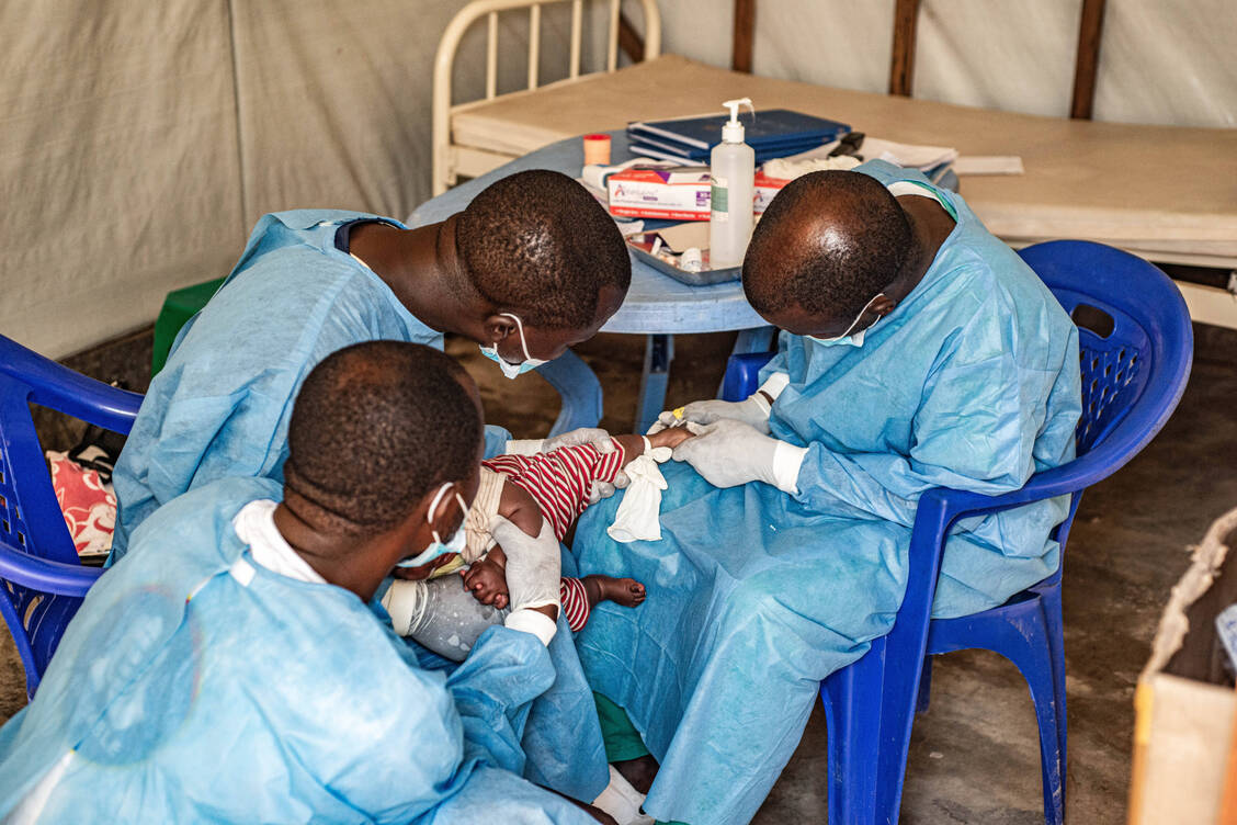 Ein mit Mpox infiziertes Kind wird in der Demokratische Republik Kongo behandelt.  / Foto: IMAGO/Xinhua