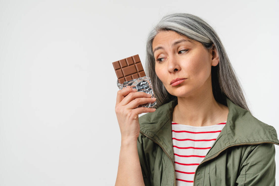 Durch die Hormonumstellung haben Frauen in den Wechseljahren mitunter das Gefühl, allein der Anblick von Schokolade reiche schon aus, um zuzunehmen. Tatsächlich wird der Körper durch den Estrogen-Abfall unempfindlicher auf Insulin. / Foto: Getty Images/Inside Creative House