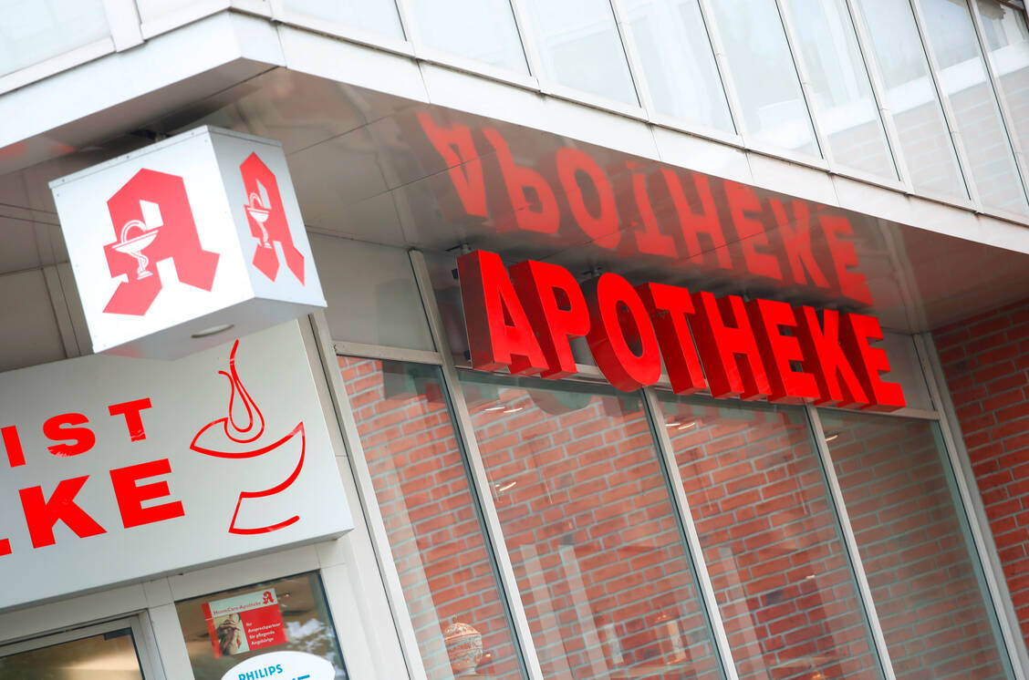 Die Kölner Staatsanwaltschaft ermittelt wegen fahrlässiger Tötung gegen zwei Mitarbeiter einer Kölner Apotheke. Hinweise auf einen Vorsatz gibt es laut Staatsanwaltschaft nicht. / Foto: picture alliance/Reuters