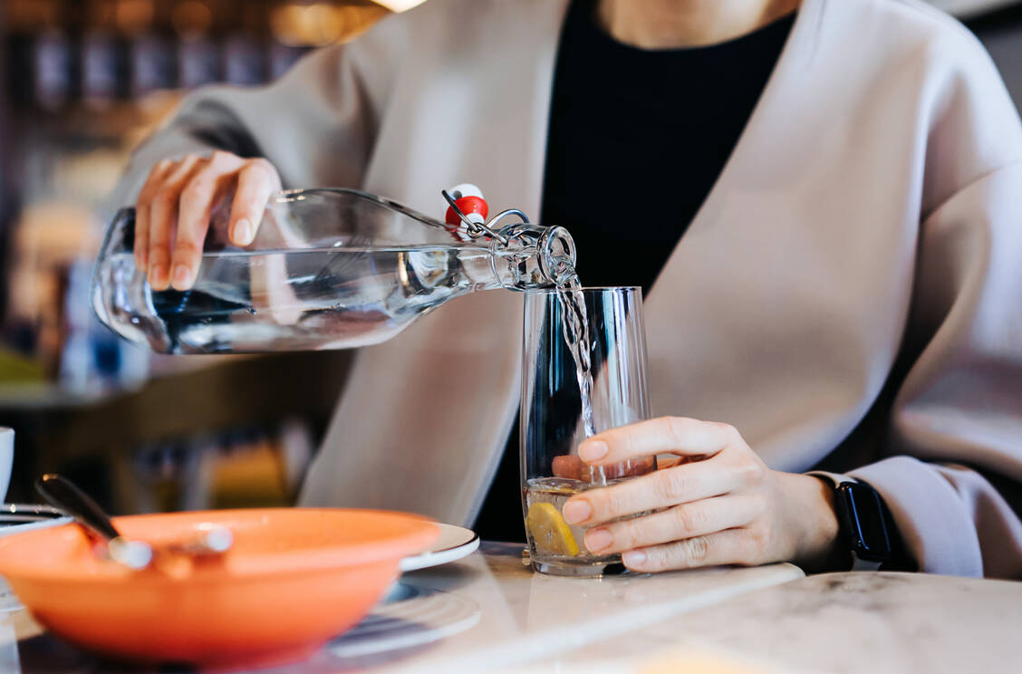Ob Wasser mit oder ohne Sprudel bevorzugt wird, ist Geschmackssache. Positive Effekte auf den Stoffwechsel sind minimal. Wenn man abnehmen will, ist es jedoch grundsätzlich eine gute Idee, vor der Mahlzeit ein Glas Wasser zu trinken. / © Getty Images/d3sign/Yiu Yu Hoi