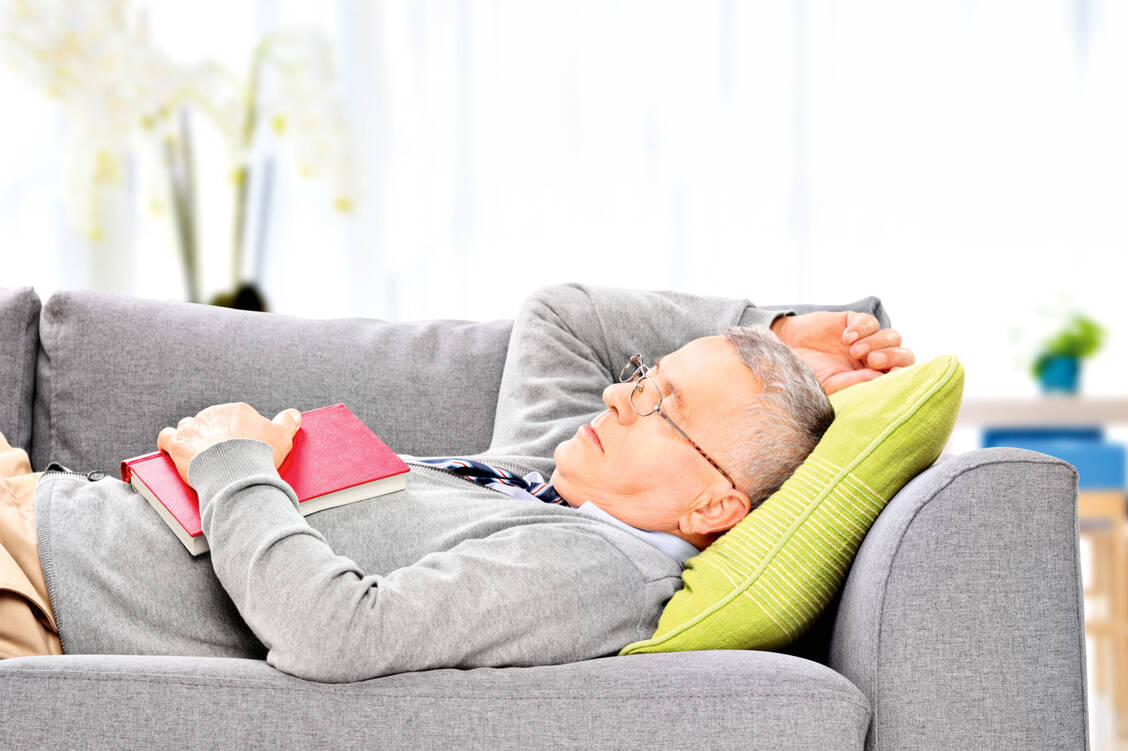Wer tagsüber trotz gutem Nachtschlaf ständig müde ist, sollte zum Arzt gehen. / Foto: Shutterstock/Ljupco Smokovski