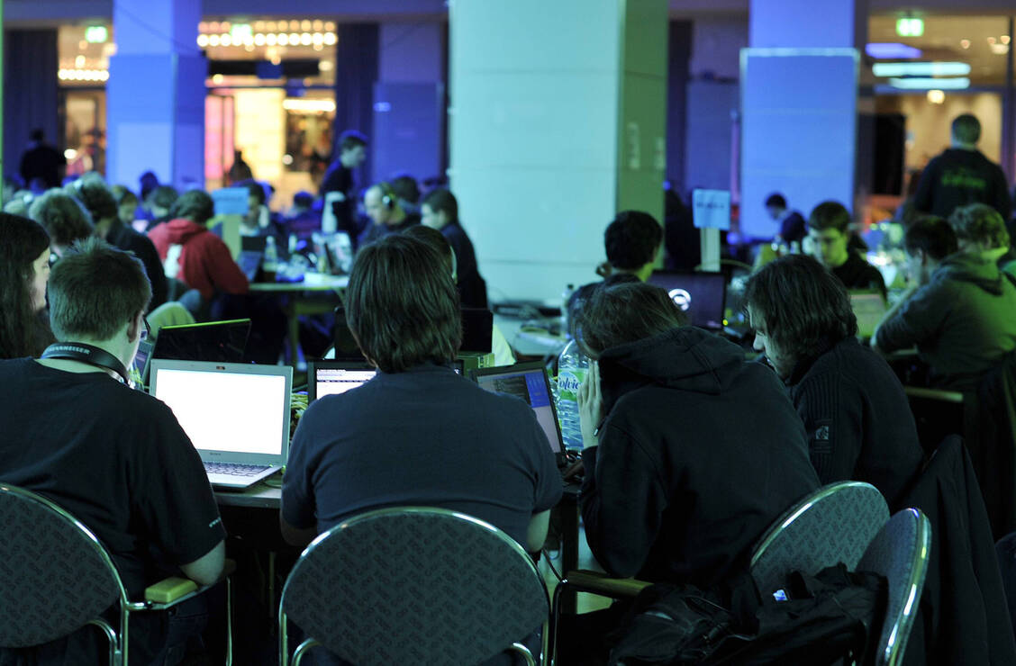Schon im Dezember 2024 warnte der Chaos Computer Club davor, dass sich Kriminelle vergleichsweise leicht Zugang zu Millionen Digitalakten verschaffen könnten. / © imago stock&people