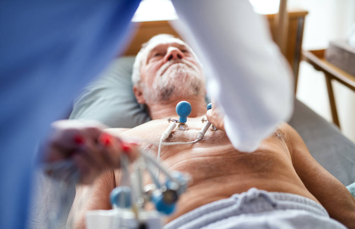 Viele Herzerkrankungen verlaufen zunächst ohne spürbare Symptome. Spätestens ab dem 50. Lebensjahr, besser schon ab 35, sollten daher regelmäßige Checks der Herz-Kreislauf-Gesundheit beim Hausarzt erfolgen. / © Getty Images/Halfpoint Images