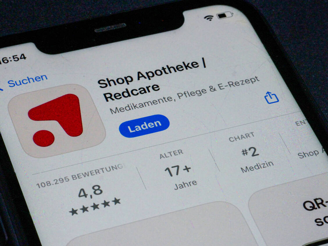 In einem Instagram-Video macht eine PTA ihrem Ärger über Versender wie Shop Apotheke Luft. / © Imago/Rüdiger Wölk