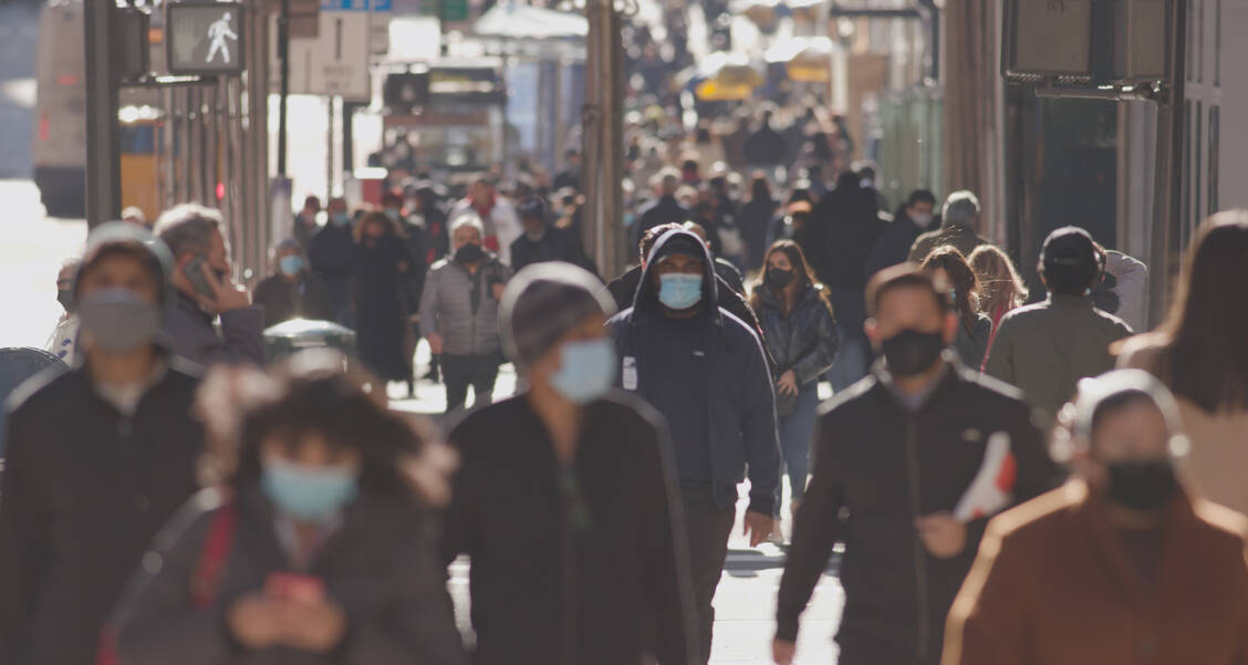 Die Masken können erst fallen, wenn die Verbreitung von SARS-CoV-2 gestoppt ist. Deshalb ist es wichtig, dass eine Impfung auch die Infektiosität senkt. / Foto: Adobe Stock/blvdone