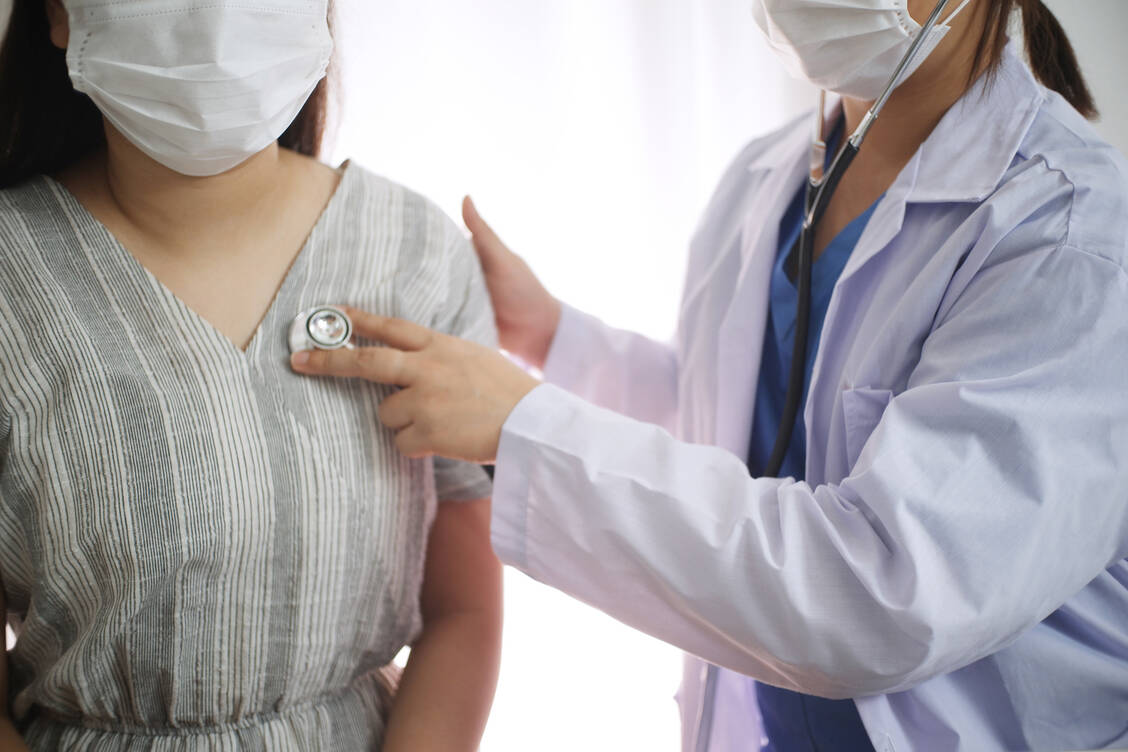 In Großbritannien werden junge Freiwillige mit dem Coronavirus infiziert und anschließend engmaschig medizinisch überwacht.  / Foto: Adobe Stock/Supitnan