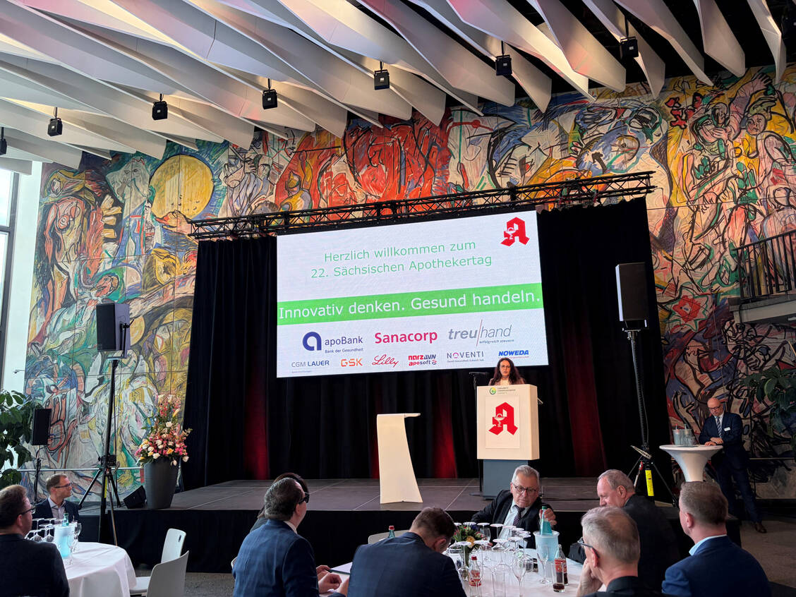 Als Vertreterin des Staatsministeriums für Soziales, Gesundheit und Gesellschaftlichen Zusammenhalt sprach Staatssekretärin Dagmar Neukirch (SPD) beim  Sächsischen Apothekertag in Chemnitz zu den Apothekerinnen und Apothekern.  / © PZ/Tebroke