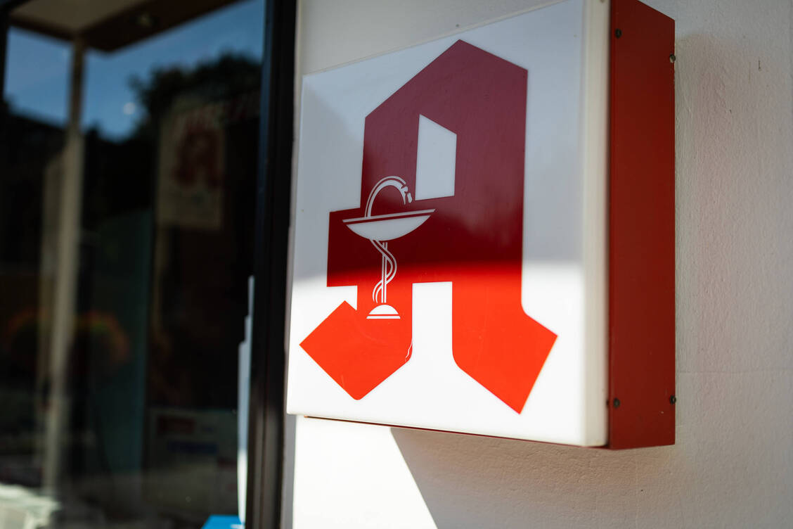 Die ABDA setzt auf vollwertige Apotheken und hält Zweigapotheken für unnötig. / © Imago/Fotostand