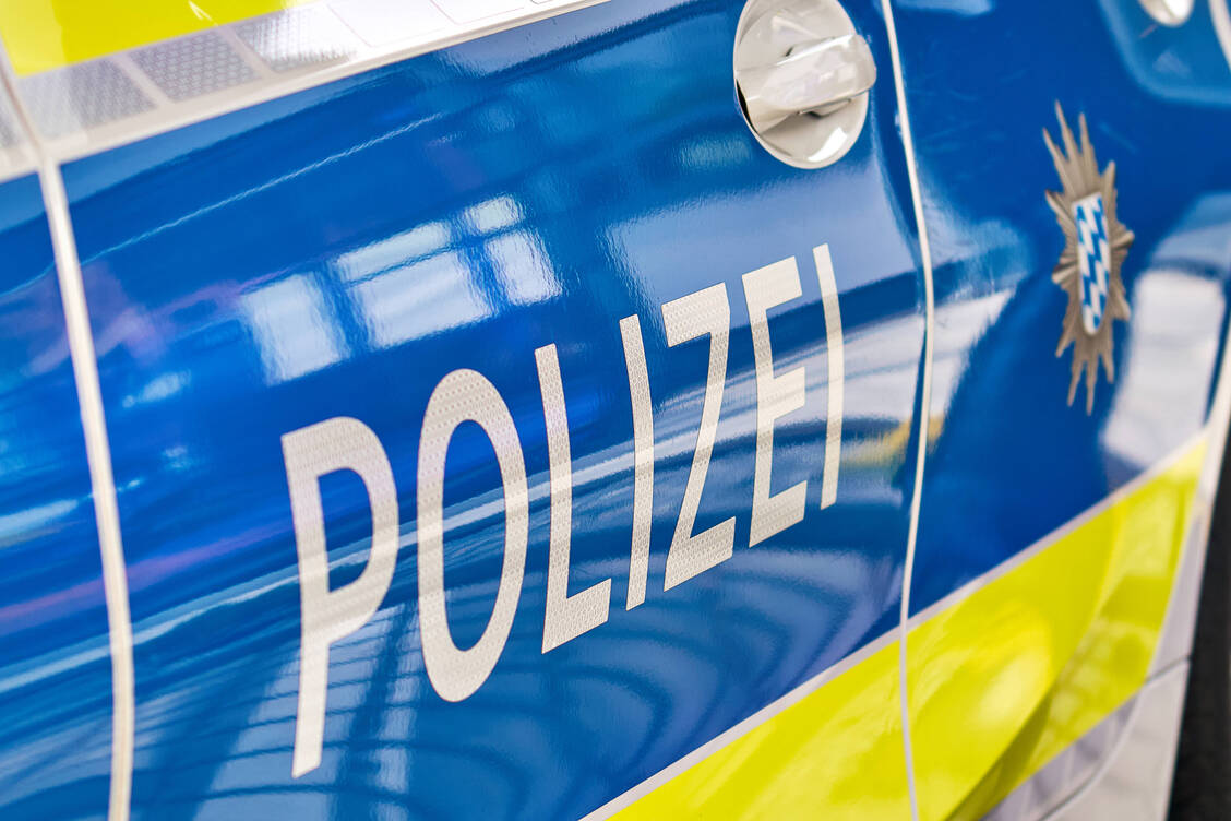 Einem Apothekenbetreiber und einer Kauffrau wird vorgeworfen, über mehrere Jahre hinweg verschiedene gesetzliche Krankenkassen betrogen zu haben.  / © IMAGO/Bihlmayerfotografie