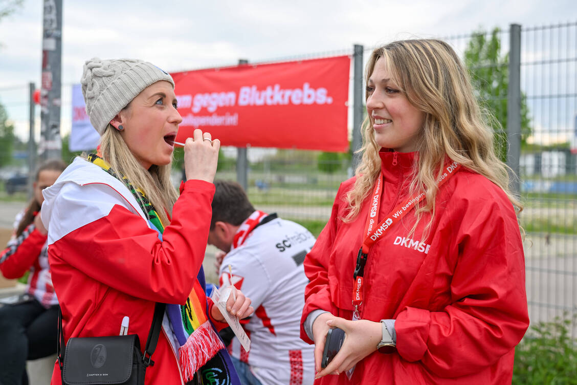 Am Anfang steht ein Wattestäbchen: Bei Typisierungsaktionen wie hier einer der gemeinnützigen DKMS vor einem Bundesliga-Spiel des SC Freiburg im April können sich neue potenzielle Spender registrieren lassen. / © Imago/Eibner
