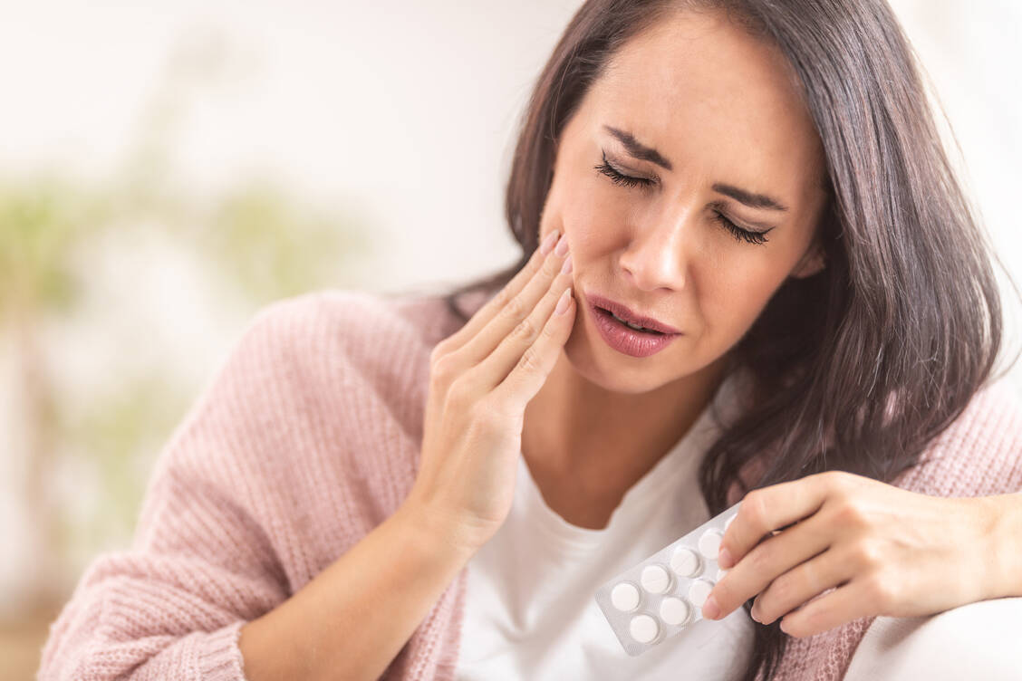 Zahnschmerzen sollten immer kausal behandelt werden. Antibiotika sollen nur in bestimmten Fällen verordnet werden. / Foto: Getty Images/Marian Vejcik Slovcar/500px