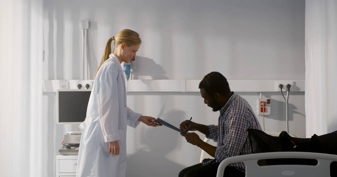 Rezept ausstellende Krankenhausärztinnen und -ärzte haben seit dem vergangenen Sommer andere Vorgaben zum Entlassmanagement als Apotheken – ein Dilemma, das mit einem Retaxverzicht einiger Kassen nun entschärft wurde. / Foto: Adobe Stock/nimito