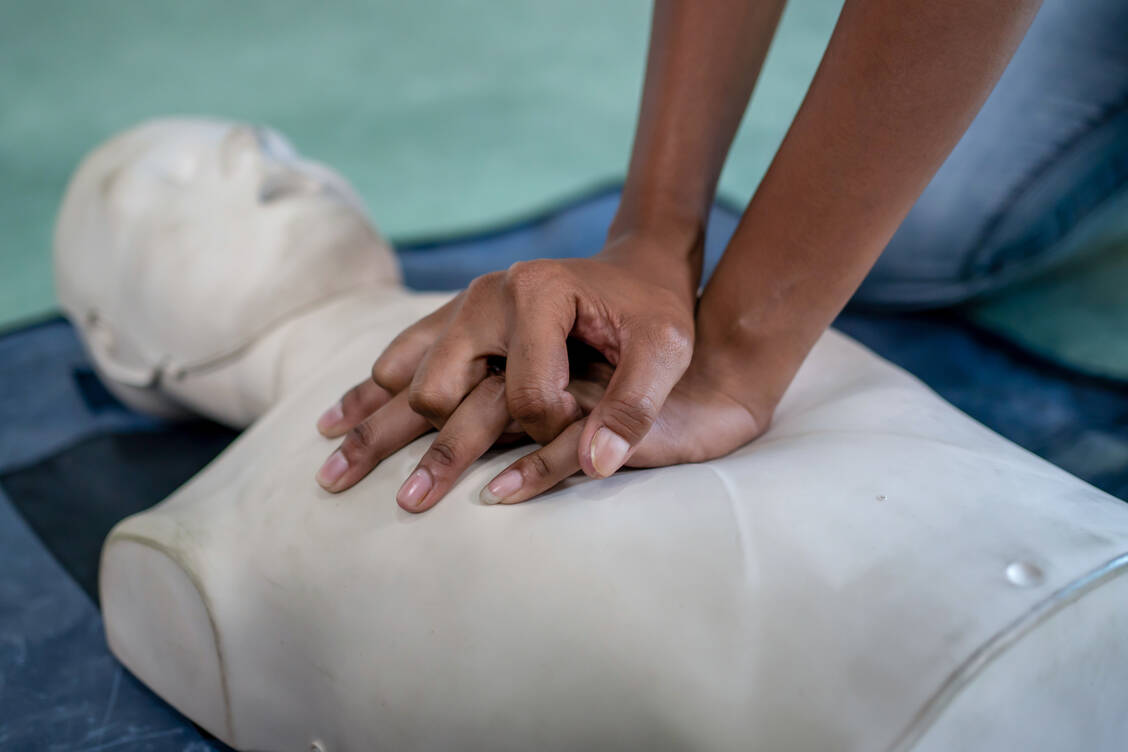 Aus Sicht von Experten sollten hierzulande viel mehr Kinder und Erwachsene wissen, wie sie anderen Menschen im Falle eines Herzstillstands das Leben retten können. / Foto: Getty Images/athima tongloom
